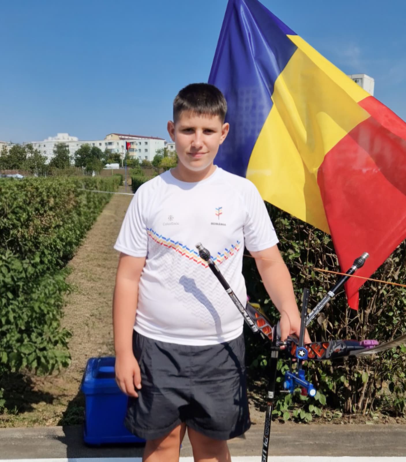 Ștefănuț Florescu cu trofeu și medalie